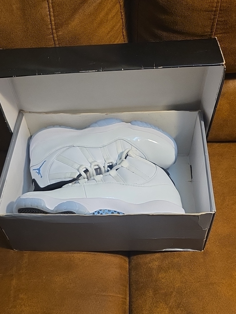 Air Jordan 11 Retro Legend Blue